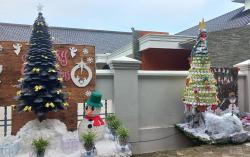 Unik, 12 Pohon Natal Depan Gereja di Purwodadi Grobogan Ini Gunakan Barang Bekas