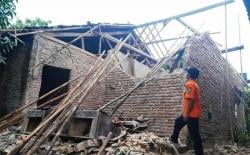 Hujan Lebat Picu Rumah Warga di Cibingbin Ambruk, Korban Terpaksa Mengungsi