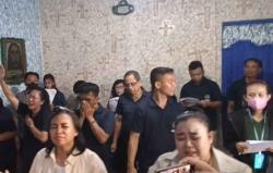 Momen Haru Warga Binaan Lapas Jombang Rayakan Natal Bersama Keluarga di Penjara