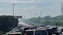 Truk Alami Patah Baut, Tol Jakarta–Cikampek KM 71 Arah Palimanan Macet