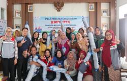 Warga Karawang Kulon Dilatih Membuat KAPUKITA, Absorben Ramah Lingkungan Berbahan Serat Kapuk