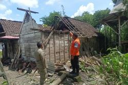 Diterjang Hujan Angin Kencang, Tiga Rumah Warga di Bojonegoro Rusak Berat Hingga Roboh