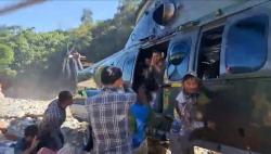 Bukan Sekadar Antar Logistik, Ada Durian dan Cinta Dititipkan Warga Ekan di Pintu Helikopter TNI AU