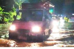 Jalur Cirebon-Kuningan Terganggu: Luapan Air Sungai Bodri Rendam Jalan, Motor Banyak yang Mogok