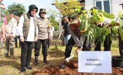Tekan Risiko Bencana Alam, Polres Sukoharjo Tanam 1.000 Pohon Bersama Forkopimda