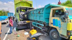 Kecelakaan di Jombang: Tronton Tabrak Truk Berhenti, Bodi Ringsek Sopir Selamat