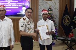 14 Warga Binaan Nasrani Lapas Karawang Terima Remisi Khusus Natal 2025