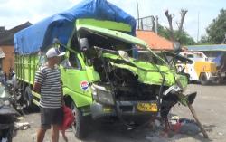 Diduga Mengantuk, Sopir Truk Pakan Ayam Tewas Usai Tabrak Pantat Trailer di Tol Japek