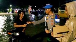 Banjir Genangi Jalan Desa Kanci Wetan Polisi Bantu Dorong Motor yang Mogok, Beri Air Minum Ke Warga