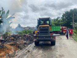 Sampah Menggunung di Jalan Pariwisata Macanda Gowa Dibersihkan, Spanduk Larangan Dipasang