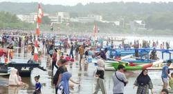 Pantai Pangandaran Tumpah Ruah! Puluhan Ribu Wisatawan Serbu Surga Tropis di Libur Nataru 2025