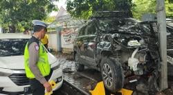 Ngeri! Minibus Tabrak Kendaraan Parkir dan Dua Warga di Poros Pallangga Gowa