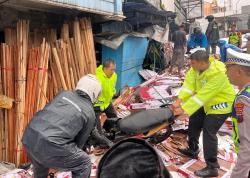Awas Rem Blong, Truk Tronton Seruduk Tiga Motor di Simpang Empat Kertek Wonosobo, Lima Orang Luka