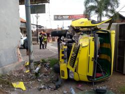 Viral Detik-detik Truk Boks Hantam Rumah Warga di Jombang Terekam CCTV, Kernet Luka