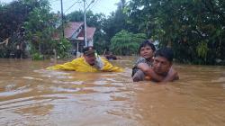 Aksi Heroik Polisi Terjang Banjir Bandang Padang, Gendong Lansia Selamatkan Nyawa