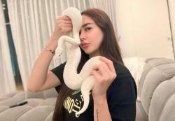 Aura Kasih Pamer Pose Ekstrem Bareng Ular Besar, Bikin Merinding Netizen
