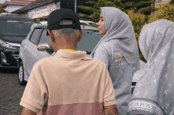 Viral Kakek Nenek Nabung 10 Tahun hingga Bawa Uang Sekaranjang Demi Hadiah Mobil Fortuner untuk Cucu