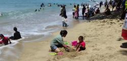 Libur Nataru, Wisatawan Padati Pantai Carita Pandeglang