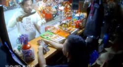 Viral! Pria Mabuk Todong Parang ke Pemilik Toko Kelontong di Makassar