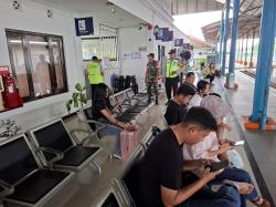 Pengamanan Libur Nataru, Petugas Gabungan Pantau Arus Penumpang di Stasiun Ngrombo Grobogan