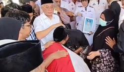 Tangis Haru Iringi Pemakaman Camat Liukang Tupabbiring Korban Kapal Tenggelam di Pangkep