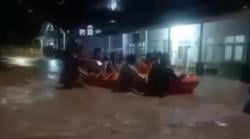 Banjir Kembali Rendam Kampung Sukamaju Serang, Warga Dievakuasi Pakai Perahu