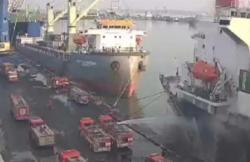 Tegang! Detik-detik Penjinakan Asap Kapal Verizon di Tanjung Perak, 22 ABK Berhasil Dievakuasi