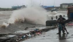 Gelombang Tinggi Hingga Awal Tahun Baru, Warga Pesisir Diminta Waspada
