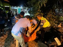 Polsek Grogol Evakuasi Mayat Pria Lansia yang Ditemukan di Kamar Mandi Rumah Warga