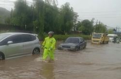 Banjir Landa Cilegon Setelah Diguyur Hujan Deras, Lalin Liburan Nataru Tersendat