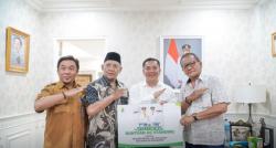 Bupati Aep Serahkan Bantuan Fasilitas Ibadah untuk 3 Mesjid di Karawang