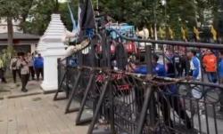 Tuntut Revisi Upah Minimum Sektoral 2026, Buruh Tabrakkan Mobil Komando ke Gerbang Gedung Sate