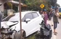 Mobil Honda Jazz Dikemudikan Anak di Bawah Umur Tabrak 5 Motor di Lebak, Korban Luka Parah