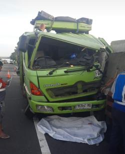 Kecelakaan Maut Truk Tronton Hantam Kendaraan Mogok di Tol Cipularang KM 98, Satu Orang Tewas ​