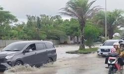 Akses Wisata Anyer–Carita Lumpuh Diterjang Banjir, Wisatawan Sempat Tertahan