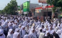 Ribuan Guru di Ponorogo Gelar Aksi Longmarch Somasi Gubernur Jatim, Ini Alasannya
