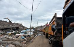 Longsor TPA Burangkeng Viral, Antrean Truk Sampah Masih Mengular