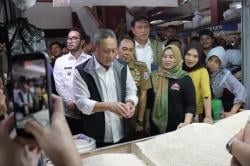 Menko Pangan Cek Harga Kebutuhan Pokok di Pasar Atas Cimahi, Klaim Harga Turun