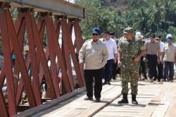 Presiden Prabowo Pantau Pembangunan Jembatan Bailey dan Posko Kesehatan di Tapanuli Selatan
