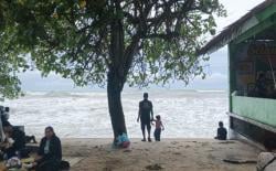 Cuaca Buruk Terjang Pantai Carita, Ombak Tinggi Capai 2,5 Meter