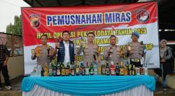 Jelang Pergantian Tahun, Ribuan Botol Miras Dimusnahkan di Polres Indramayu
