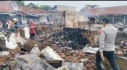 Pasca Api Melalap Pasar Lemahabang Cirebon, Pedagang Hanya Bisa Selamatkan Sisa