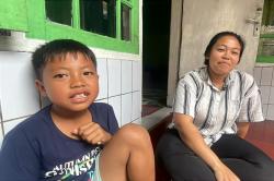 Demi Uang Jajan, Bocah 10 Tahun di Banjaran Bandung Viral Usai Tangkap Ular dengan Tangan Kosong