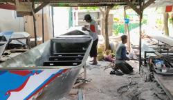 Dari Paralon Jadi Perahu, Inovasi Warga Lamongan Raup Cuan Saat Musim Hujan