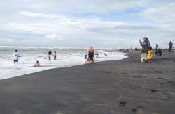 Awal Tahun Baru, Pantai Apra Cianjur Ramai Dikunjungi Wisatawan
