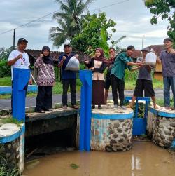 Jaga Ekosistem Air, FKMP dan Warga Tebar Benih Ikan di Irigasi