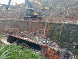 Gunungan Sampah TPST Bantargebang Longsor, Tiga Truk Terperosok ke Kali