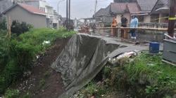 Akses Jalan Kabupaten Nyaris Amblas usai Diterjang Longsor di Jalaksana