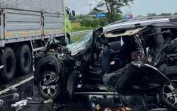 Kecelakaan Xpander Tabrak Belakang Truk Tronton di Tol Pemalang, Balita Tewas
