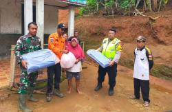 Polres Kebumen dan Polsek Sempor Beri Bantuan Korban Tanah Longsor 